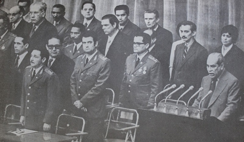 Blas Roca da lectura a la Proclama de la Constitución