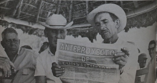 Los campesinos leen el Anteproyecto de Constitución