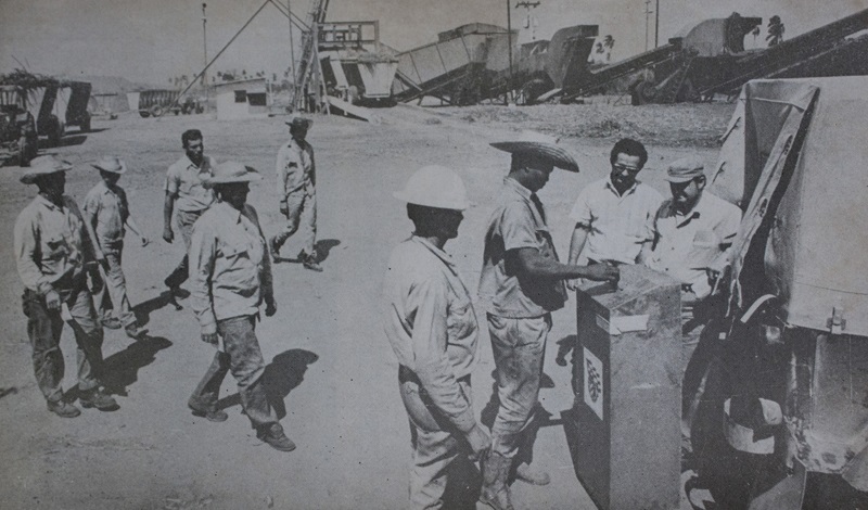 Trabajadores de un centro de Acopio durante la votación