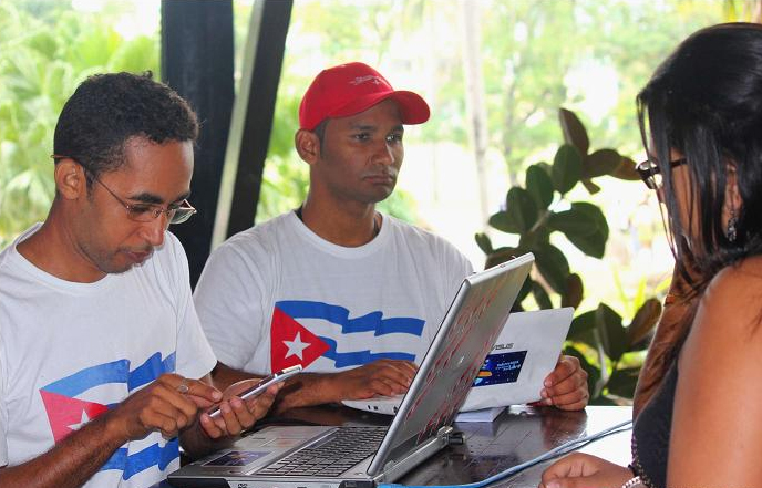 Naskicet y Yunier en plena faena. Foto: Cortesía de Claustrofobias