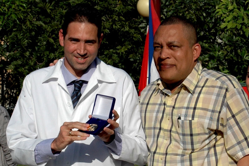 Rodny Montes de Oca, director del centro, recibe el Sello 75 Aniversario de la CTC de manos del secretario general del Sindicato, Ismael Druyet. Foto: César A. Rodríguez