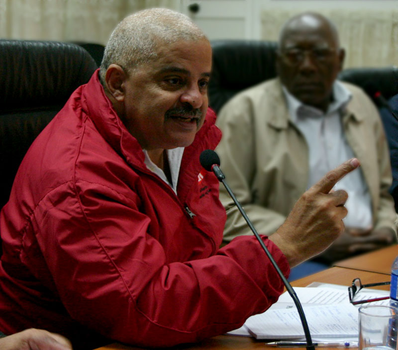 Según el informe a la reunión presentado por Luis Manuel Castanedo, secretario general de la CTC capitalina, se aprecia mucho desconocimiento y poco dominio de las direcciones administrativas y sindicales en la aplicación de la Resolución 17. Fotos: César A. Rodriguez.