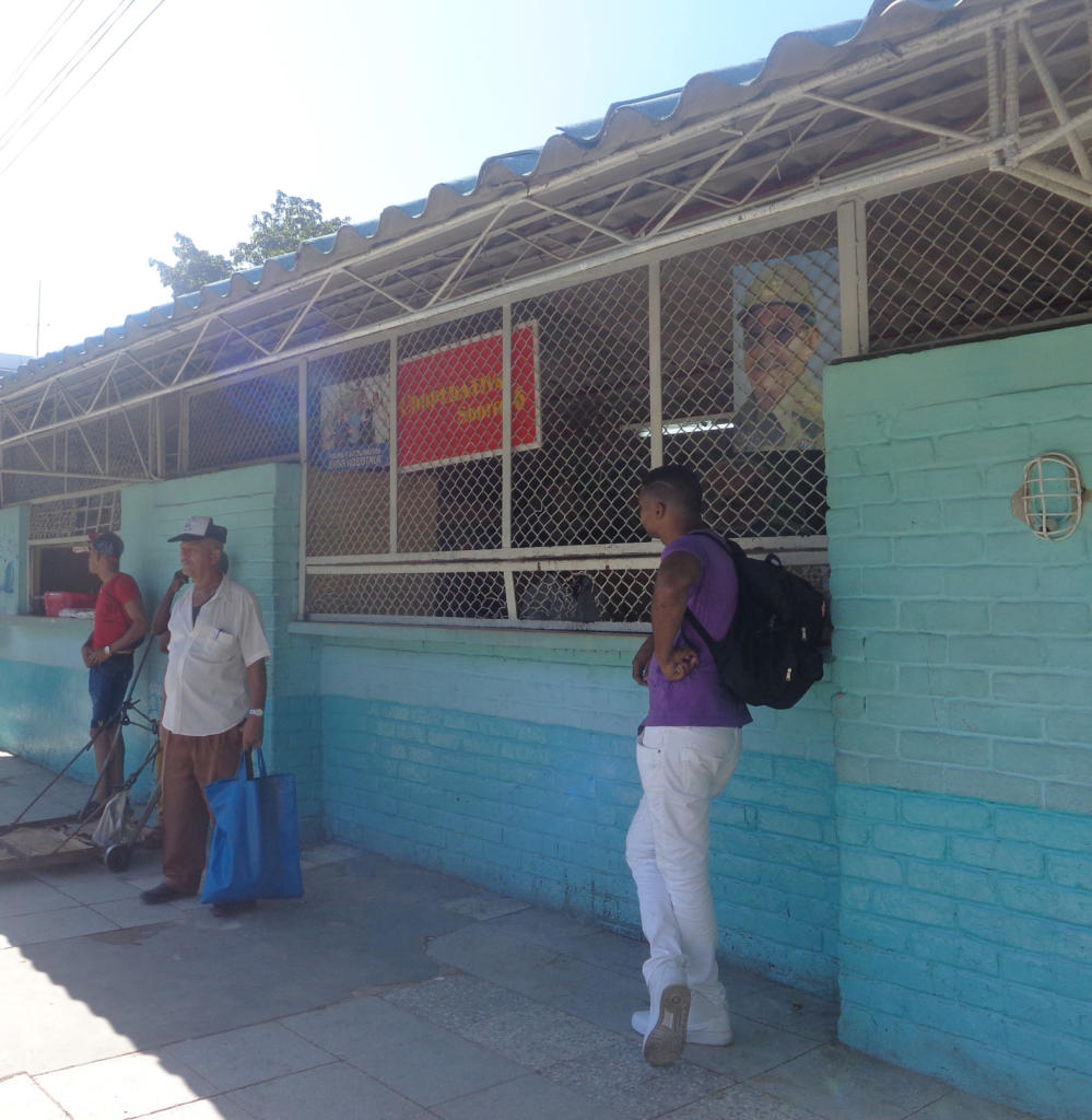 La cooperativa santiaguera precisa transformar esta deprimente imagen, ¿podrá hacerlo en solitario? Foto: Betty Beatón