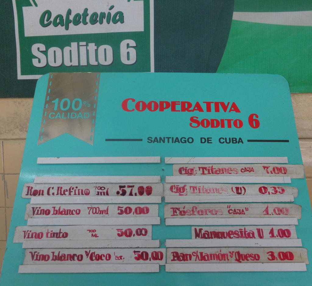 Aunque ubicada cercana a tres hospitales, la cooperativa sostiene el 95 % de sus ventas en productos que dañan la salud. Foto: Betty Beatón 