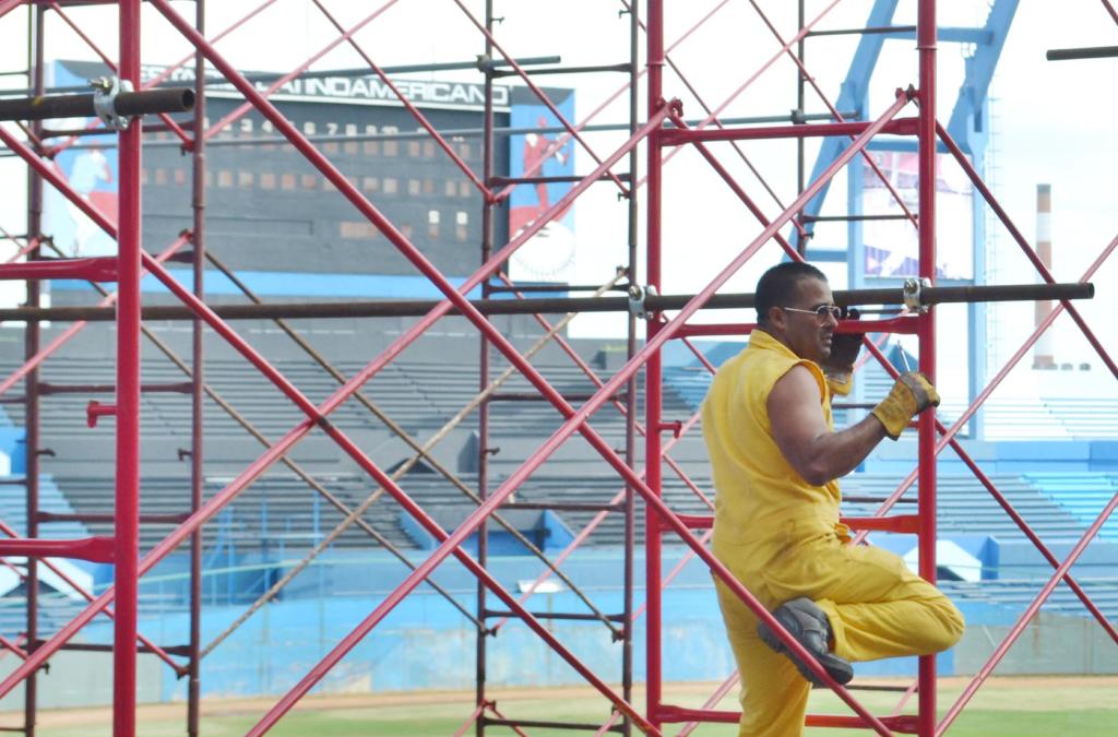 La instalación de los andamios y el trabajo sobre el techo es una de las acciones más complejas y peligrosas del momento. Foto Eddy Martin.