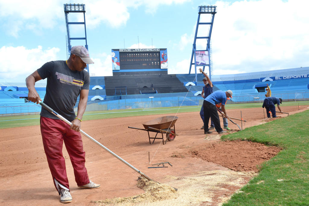 El drenaje y la perfección del diamante ocupan la atención de los trabajadores. Foto: Eddy Martin.