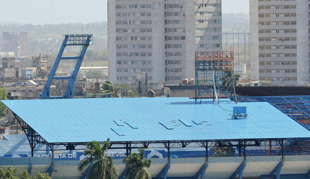 Avanza la colocación de la nueva cubierta en la banda del jardín izquierdo. Foto: Eddy Martin Díaz.