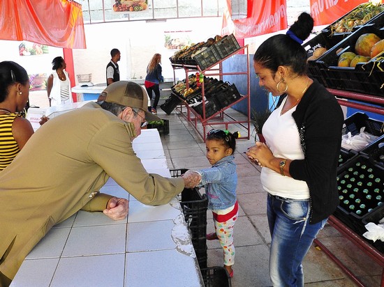 El-General-de-Ejército-visitó-el-mercado-de-productos-agropecuarios-El-Avileño.