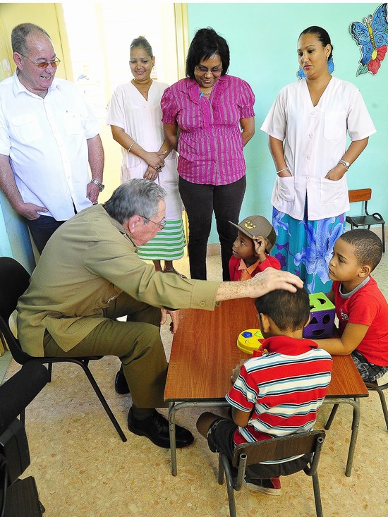 El-Presidente-cubano-compartió-con-los-niños-del-Círculo-Infantil-Gloria-Cuadras.