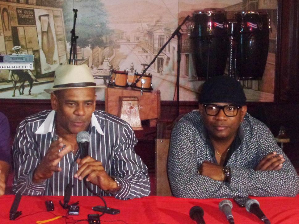 Fernando Dewar y Alden González, director y representante del Santiaguero, respectivamente, aseguran que la agrupación continuará defendiendo lo más raigal de la música cubana. Foto: Betty Beatón Ruiz