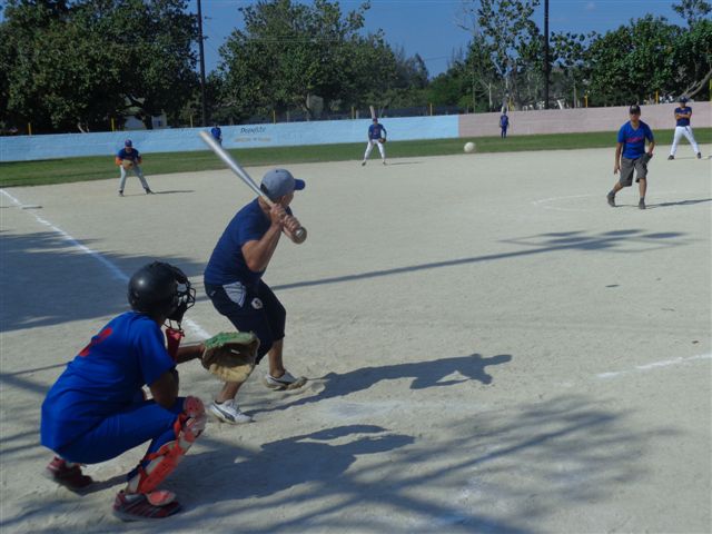 Encuentro de softbol entre humoristas y la prensa en Holguín. Foto: Manuel Valdés