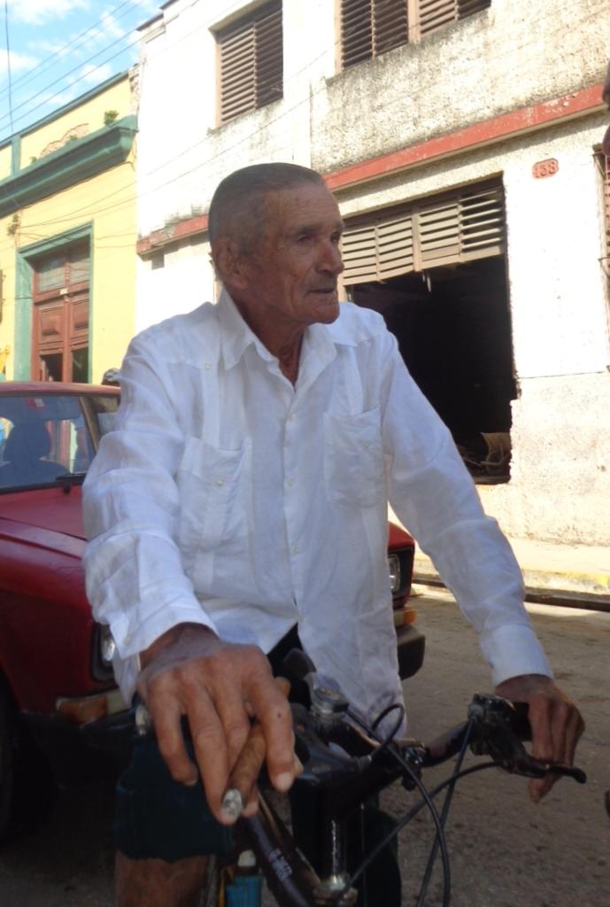 En bicicleta va y viene un hombre que se ganó el cariño popular en un oficio al que le descubrió un especial sentido. Foto: Noryis