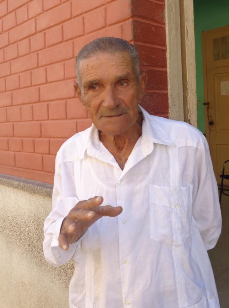 Aunque se siente bien como custodio en la funeraria de Matanzas, Enildo valora especialmente su etapa como sepulturero. Foto: Noryis