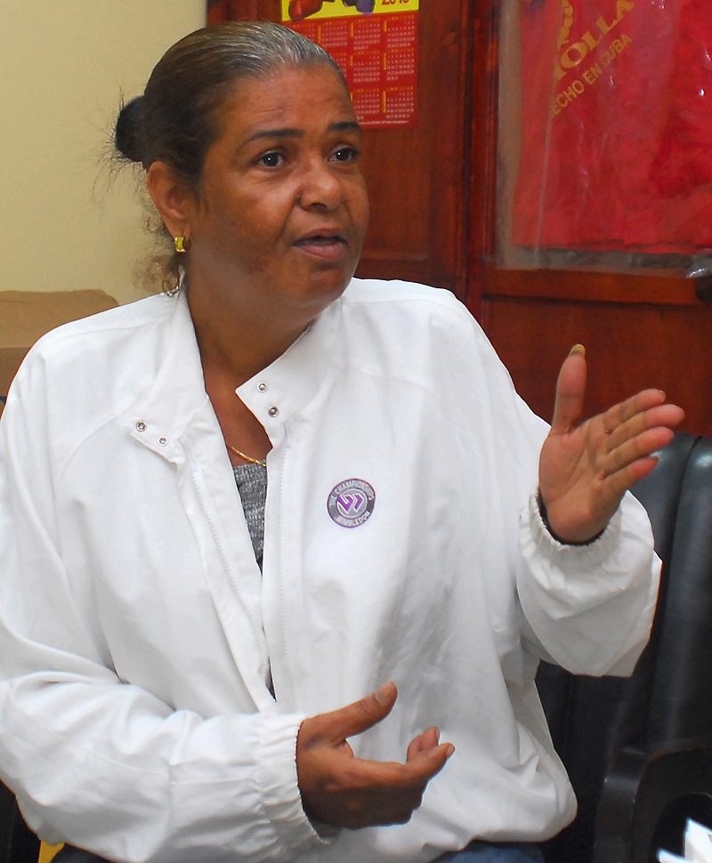 Para Elsie Molina Mustelier, secretaria general de la sección sindical en la oficina central de Thaba, contribuir a la defensa del país es una acción consciente y voluntaria. Foto Heriberto González Brito.