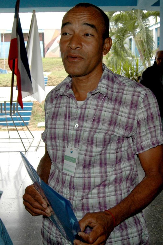 A Vladimir Betancourt le restan un año y dos meses para cumplir su sanción. Está insertado en la Planta de Asfalto de San José de las Lajas y todo le ha ido tan bien que aspira a quedarse allí. “Ahora me ofrecen una mejor plaza”, asegura. | foto: César A. Rodríguez