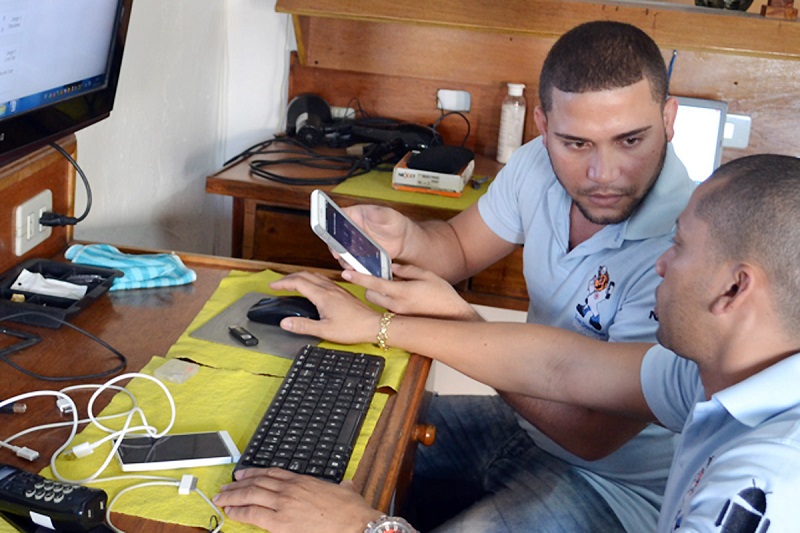 Leander Verdecia Bencosme (al fondo) trabaja en el área de electrónica en el taller y pertenece al comité nacional del SNTCIE, electo en la I Conferencia realizada a finales de octubre del 2015. | foto: Eddy Martin