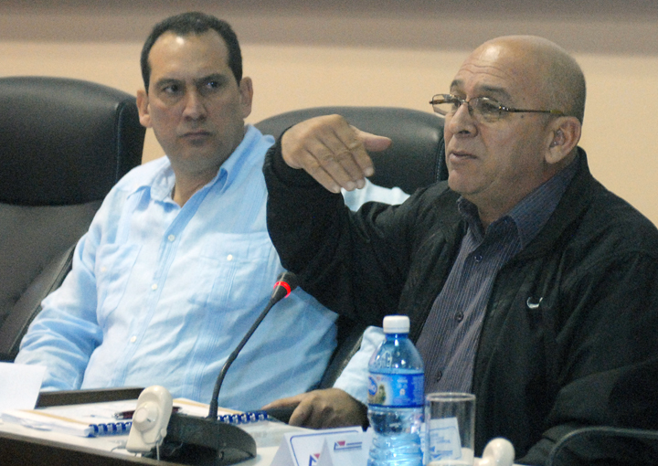 El ingeniero René Mesa Villafaña, ministro de la Construcción, subrayó que hay que eliminar la dispersión de obras y concentrarse en las vitales y con respaldo de capital humano y de recursos materiales. A su derecha Benedeto Travieso, director general del Grupo Empresarial de Construcción y Montaje. Fotos: Heriberto González Brito
