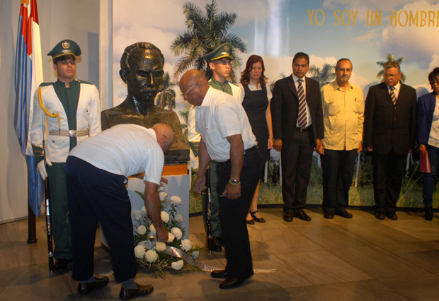 Los cincuentenarios Ibrain Torrente Coto, de la provincia La Habana, y Alberto Alonso Cordero de Villa Clara, colocaron una ofrenda floral a José Martí en nombre de los trabajadores del sector.