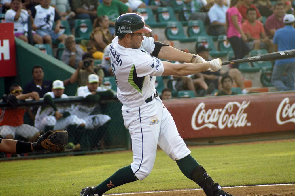 Cyle Hanckerd pegó largo cuadrangular por la pradera izquierda. 