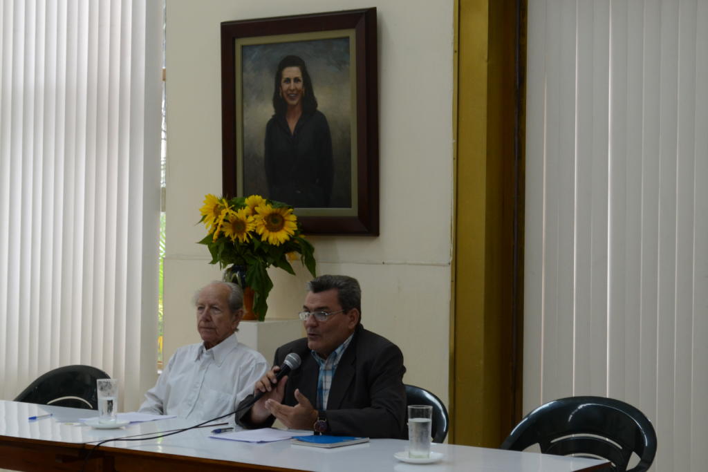El doctor Mario Mencía Cobas, a la izquierda, tuvo a su cargo la conferencia que dio inicio al ciclo de la Cátedra de Estudios Históricos Celia Sánchez Manduley dedicado al 90 cumpleaños del líder histórico de la Revolución cubana. Foto: Sandra Sosa