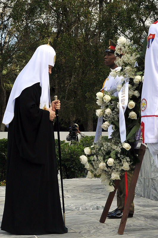Patriarca de la Iglesia Ortodoxa Rusa Su Santidad Kirill depositando ofrenda floral en el Monumento al soldado sovietico en La Habana. 13 de Febrero 2016. Foto José raúl Rodríguez Robleda