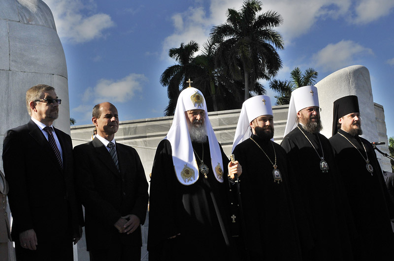 Patriarca de la Iglesia Ortodoxa Rusa Su Santidad Kirill depositando ofrenda floral en el Monumento a José Martí en La Plaza de La Revolución. 11 de Febrero 2016. Foto José Raúl Rodríguez Robleda