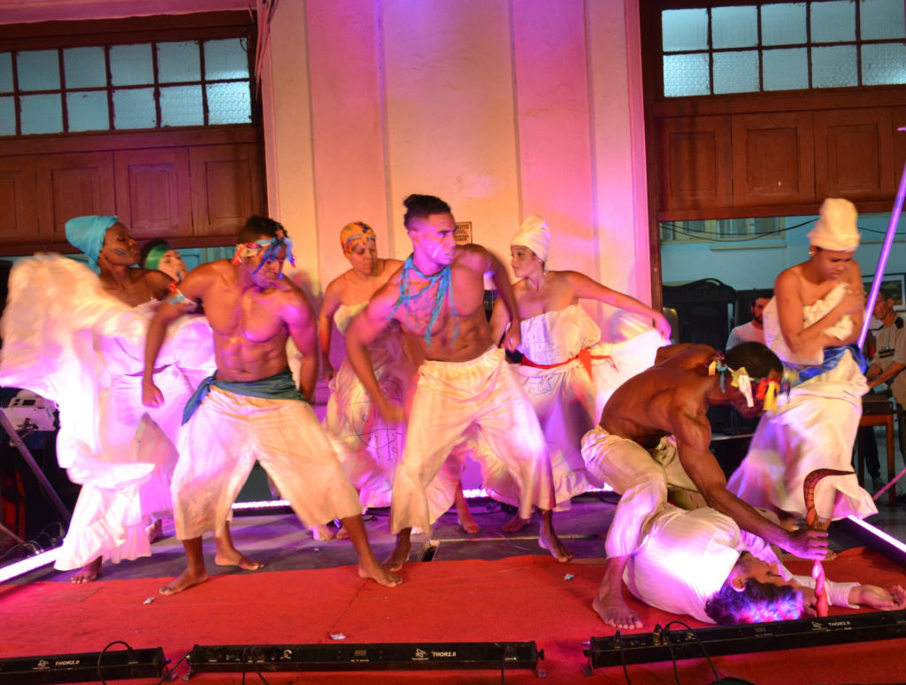 La novel compañía de música y danzas afrocubanas que dirige Neivis Mora escenificó uno de los espectáculos más aplaudidos por los asistentes a las noches culturales de la finca Coincidencia, entre ellos campesinos de la zona. Este grupo lleva a las tablas coreografías basadas en estudios sobre disímiles patakines yorubas. La foto corresponde a su reciente actuación en Fiesta en Cayo Hueso, realizado en el Museo Nacional de los Trabajadores de Cuba Palacio de los Torcedores, en Centro Habana. Foto: Eddy Martin