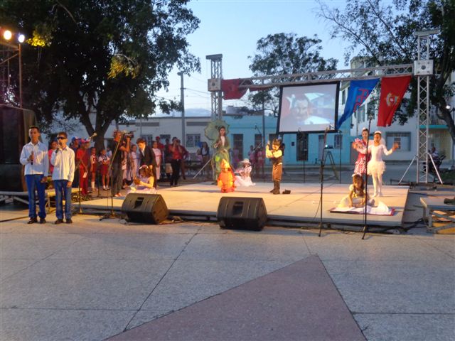 Los niños le cantaron al Maestro e intepretaron escenas de La edad de oro. Foto de Manuel Valdés