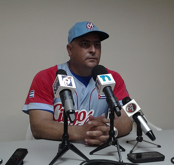 Roger Machado durante la Conferencia de Prensa tras el juego de Ciego de Ávila contra los Venados de Mazatlán.
