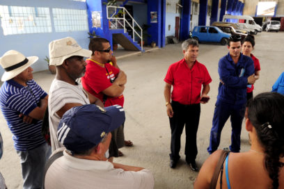Activista política estadounidense dialoga con constructores cubanos