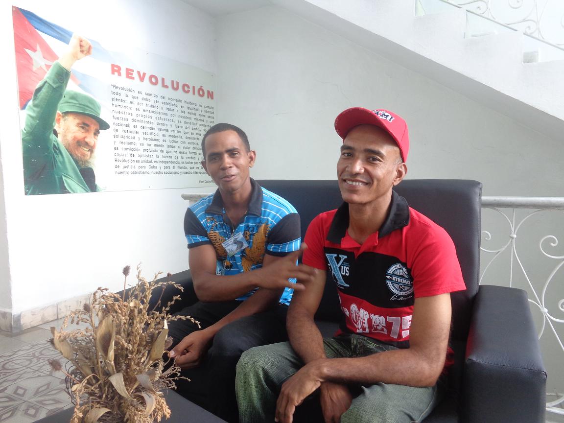 Dainier y Eddy, dos reclusos santiagueros insertados en centros laborales disfrutan de esta nueva oportunidad de vida plena. Foto: Betty Beatón Ruiz