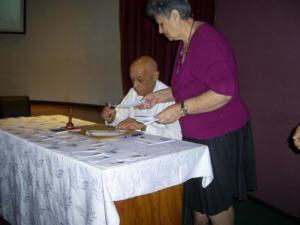 Como parte de la jornada conmemorativa, Salvador Pardo Cruz, titular del Mindus,  realizó la cancelación especial de un sello postal en ocasión del aniversario 55 de la fundación de referido organismo. Foto: Evelio Tellería