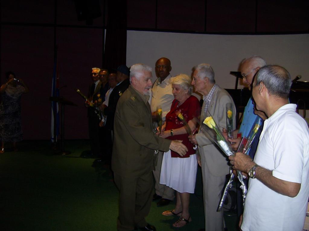 El Comandante de la Revolución Ramiro Valdés Menéndez, vicepresidente de los Consejos de Estado y de Ministros felicitó a los homenajeados en el acto. Foto: Evelio Tellería