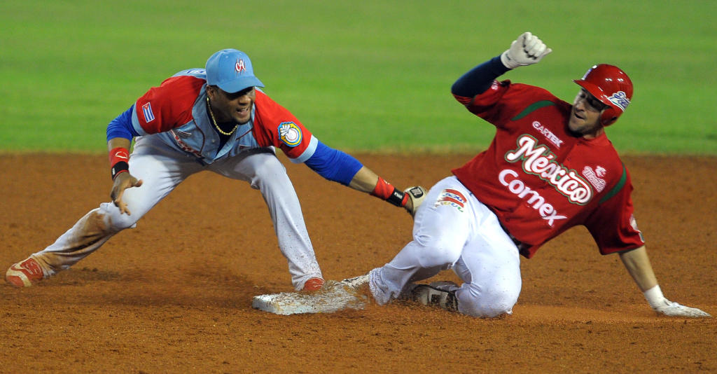 Jugada en segunda base en la que el corredor es puesto out por Yulieski Gurriel. Foto: Ricardo López Hevia