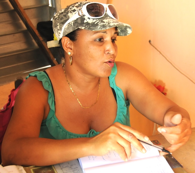 Desde la cafetería Libertad Popular Uno, Arletis vence contratiempos y proyecta sueños de futuro. Foto: Ángel Chimeno Pérez