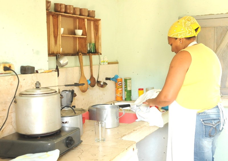 “La cocina con sus insumos y comodidades mejora las condiciones de trabajo”, precisa Marisol Figueredo sin levantar la vista del alimento que prepara. Foto: Ángel Chimeno Pérez