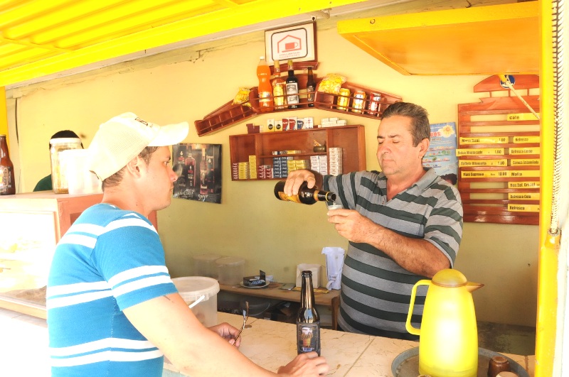 El recinto de la cafetería Libertad Popular Dos es pequeño, pero suficiente para abrigar el gran entusiasmo de Ernet. Foto: Ángel Chimeno Pérez