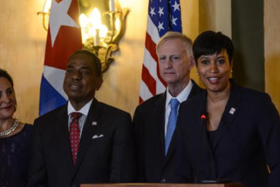 Elogia alcaldesa de la capital de EE.UU. sistema de salud cubano