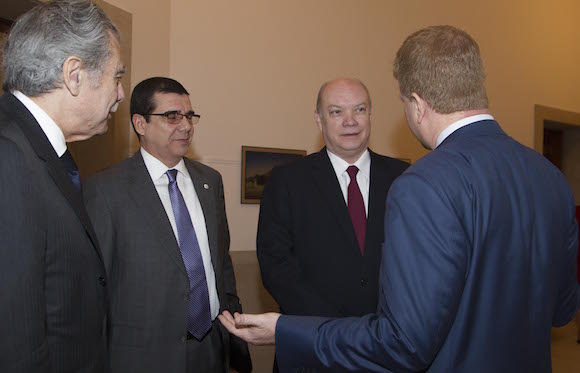 Myron Brilliant (de espaldas), Vicepresidente Ejecutivo y Jefe de Asuntos Internacionales de la Cámara de Comercio de EEUU, dio la bienvenida a Malmierca. Se encontraba también Carlos Gutiérrez, presidente del Consejo de Negocios EEUU-Cuba, y el Embajador de Cuba en Washington, José Ramón Cabañas. Foto: Ismael Francisco