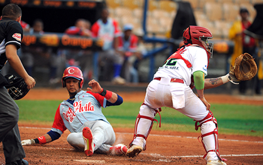 Yulieski Gurriel anotó la primera carrera del equipo cubano ante los Venados de Mazatlán. Foto: Ricardo López Hevia