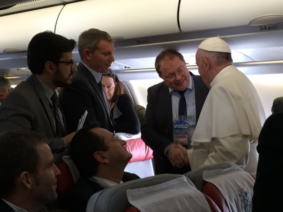 Conversando en el avion. Foto: Andrés Beltramo @sacroprofano / Twitter.