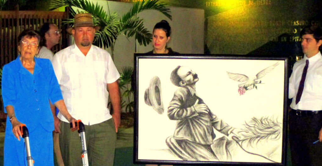 La directora del Memorial José Martí, Haydée Díaz Ortega (a la izquierda en la foto), recibió de manos del Guajiro que Pinta (a su lado) la obra En la muerte halla el poeta su poesía y el Apóstol la libertad (125 x 85 cm; pastel sobre lienzo. 2015), especialmente concebida por él para esta histórica institución. | fotos: Yuneitsy Oliva Díaz