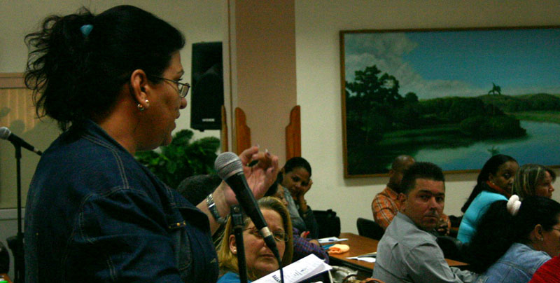 Natalia Medina Benítez, secretaria general del sindicato de las Ciencias en La Habana, consideró que la aplicación de la Resolución 17 no puede salir bien sin asegurar aspectos como la correcta organización de la producción. Foto: César A. Rodriguez