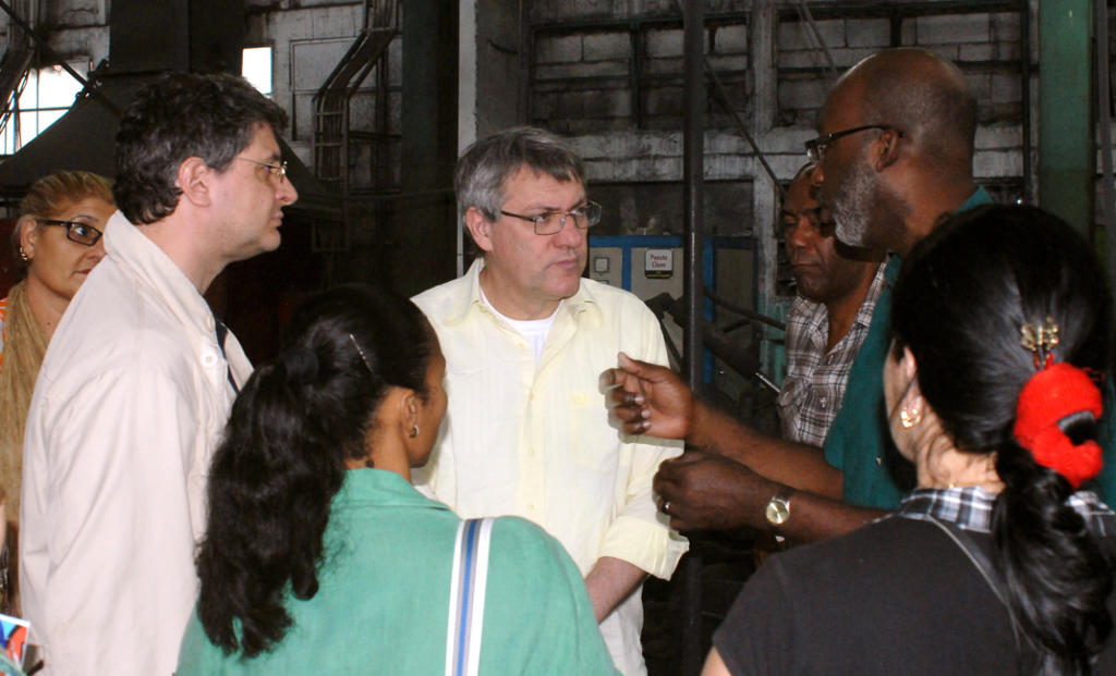 Maurizio Landini (al centro) junto a trabajadores y directivos de la Empresa Industrial Herrajes. Foto: Heriberto González Brito