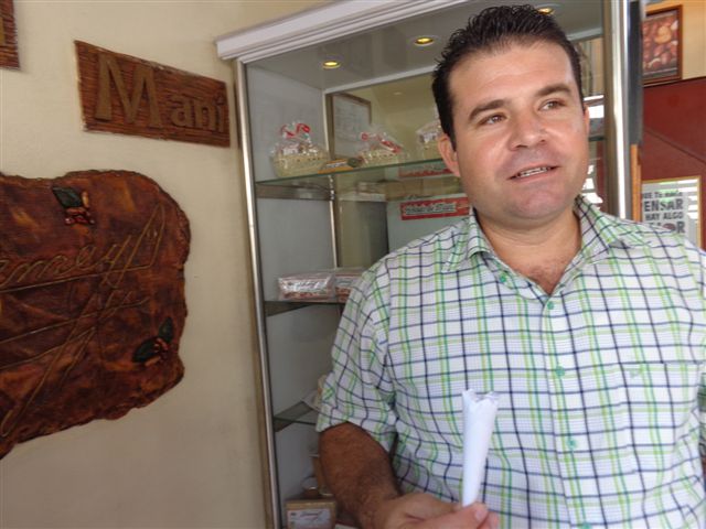 Orelvis con un cucurucho de maní en la manos, la más popular de las formas de consumir el grano. Foto: Lourdes Rey