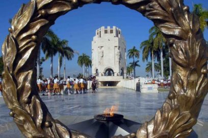 Ofrendas florales de Fidel y Raúl en homenaje a José Martí