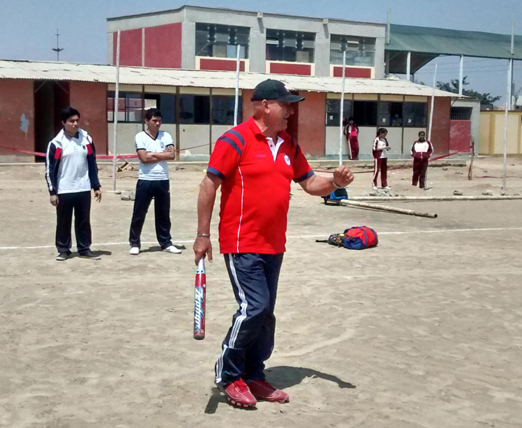 Luis García cumple desde el 2015 un período de labor en el estado peruano de Chincha, donde ya construyó dos terrenos y atiende a alumnos de cinco colegios. Foto: Cortesía del entrevistado.