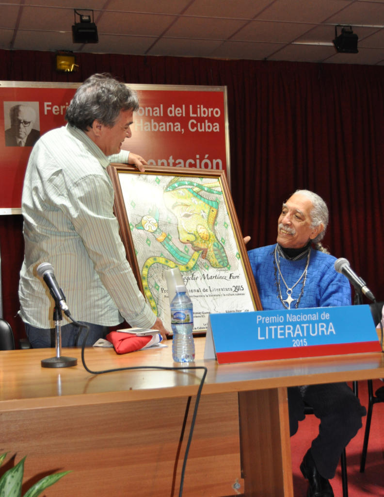 El ministro de Cultura entrega el Premio Nacional de Literatura 2015 al poeta y folclorista Rogelio Martínez Furé. Foto: Yuris Nórido