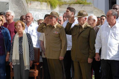 Presidió Raúl honores militares en funerales de Pedro Miret