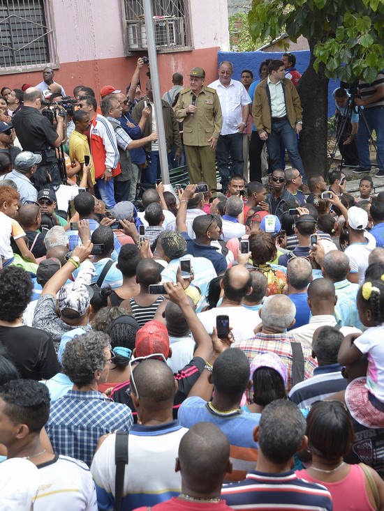 «Estoy-contento-con-Santiago-sigan-trabajando»-expresó-Raúl-en-un-encuentro-con-la-población-al-salir-de-la-sede-del-Partido-Provincial.